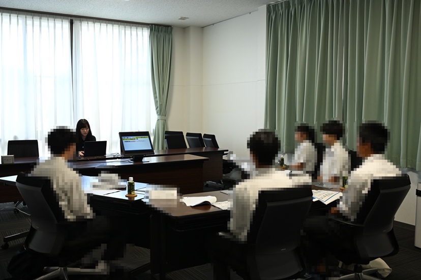 会社見学で学生の皆さんが熱心に話を聞く様子
