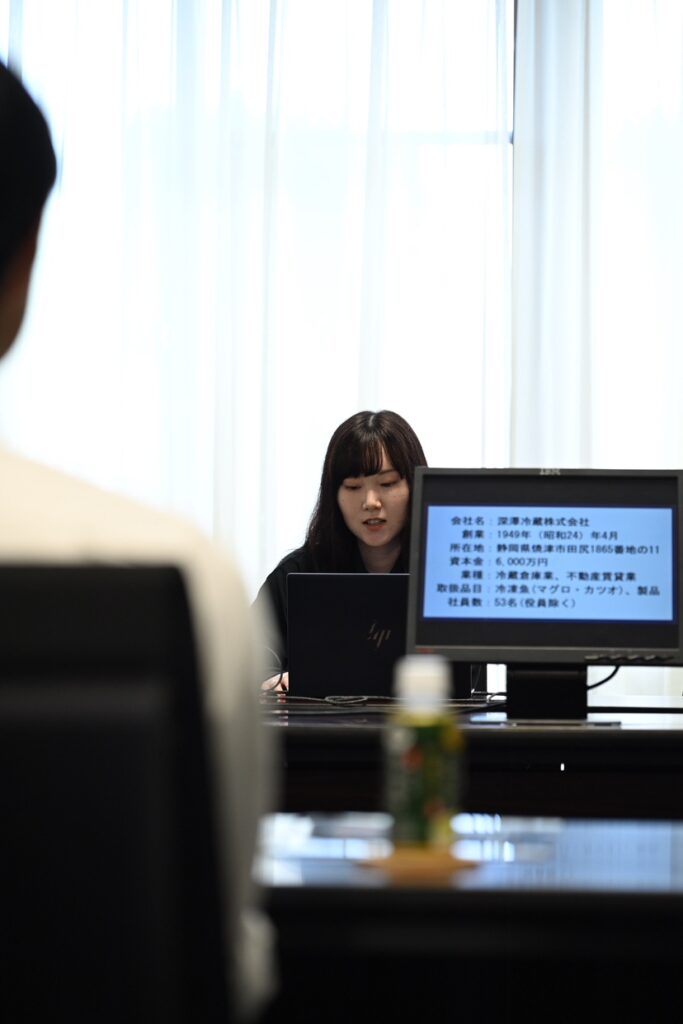 会社見学で人事担当者が説明をする様子