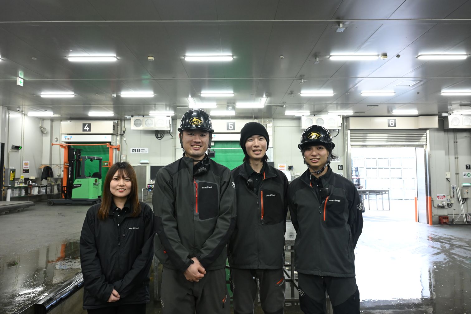笑顔の社員４名