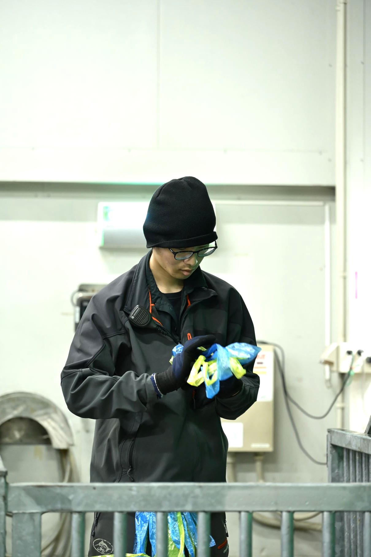 出庫作業中の真剣な表情の冷蔵課Ｍさん